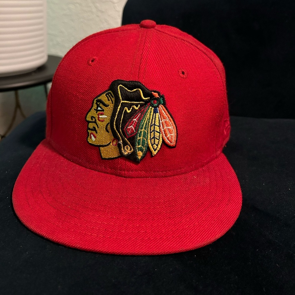 Red Chicago Blackhawks New Era Size 7 1/8 Fitted Flat Billed Cap